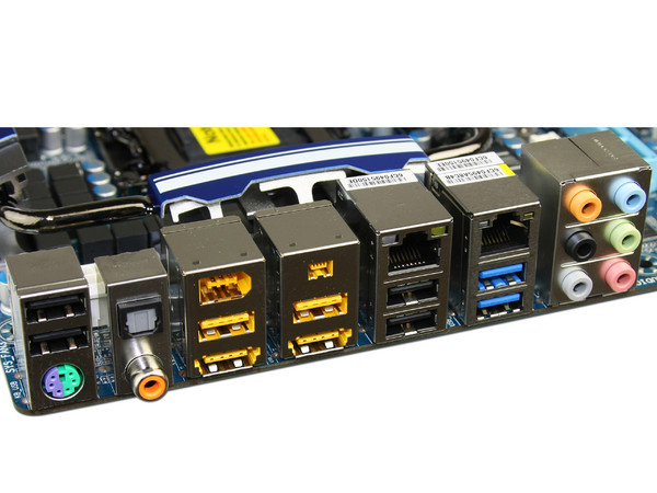 T. Madre Gigabyte GA-P55A-UD6, ChipSet Intel P55 Exp.,
Soporta: Core i7 y Core i5 de Socket 1156,
USB 3.0 y Serial ATA 3.0,
Memoria: DDR3 2600+/1333/1066MHz, 16GB Max,
ATX, Ptos: 3xPCEx16, 2xPCIEx1, 2xPCI