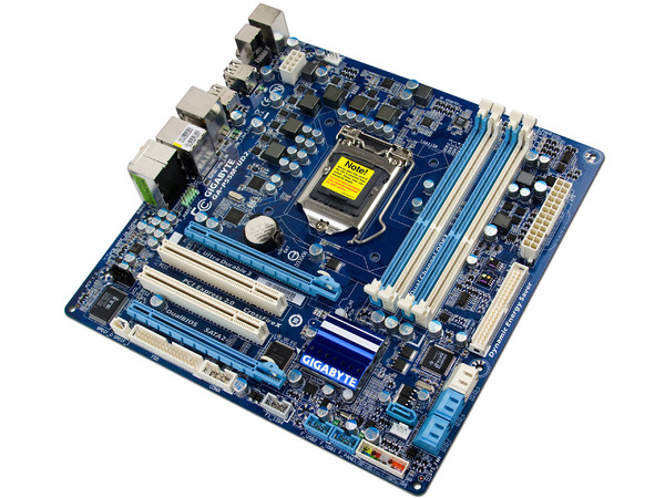 T. Madre Gigabyte GA-P55M-UD2, ChipSet Intel P55 Exp.,
Soporta: Core i7 y Core i5 de Socket 1156,
Integrado: Audio 7.1, Red 10/100/1000,
Memoria: DDR3 2200+/1333/1066MHz, 16GB Max,
ATX, Ptos: 1xPCEx16, 1xPCIEx4, 2xPCI