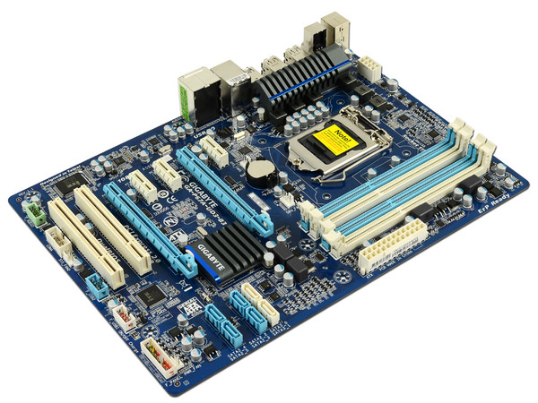 T. Madre Gigabyte GA-P67A-UD3-B3, ChipSet Intel P67 Exp.,
Soporta: Core i7/i5/i3 de Socket 1155,
USB 3.0 y Serial ATA 3.0,
Memoria: DDR3 2133/1866/1600MHz, 32GB Max,
ATX, Ptos: 2xPCIEx16, 3xPCIEx1, 2xPCI