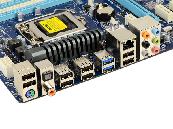 T. Madre Gigabyte GA-P67A-UD3-B3, ChipSet Intel P67 Exp.,
Soporta: Core i7/i5/i3 de Socket 1155,
USB 3.0 y Serial ATA 3.0,
Memoria: DDR3 2133/1866/1600MHz, 32GB Max,
ATX, Ptos: 2xPCIEx16, 3xPCIEx1, 2xPCI