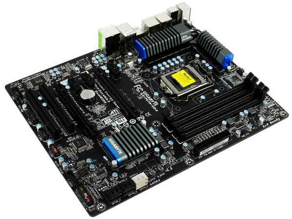 T. Madre Gigabyte P67A-UD4, ChipSet Intel P67 Exp.,
Soporta: Core i7, Core i5 y Core i3 de Socket 1155, 
USB 3.0 y Serial ATA 3.0, 
Memoria: DDR3 2133/1866/1600, 16GB Max, 
ATX, Ptos: 2xPCEx16, 3xPCIEx1, 2xPCI