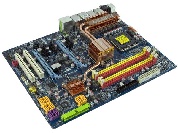 T. Madre Gigabyte GA-X48-DQ6, ChipSet Intel X48,
Soporta: Cel.400, DualCore/2Duo/Quad, 1600/1333MHz,
Memoria: DDR2 1200/1066/Mhz, 4 Bancos, 8GB Max,
Integrado: Audio 7.1, Red 10/100/1000,
Diseño: ATX, Ptos: 2xPCE 2.0x16, 3xPCEx1, 2xPCI