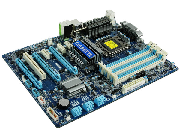 T. Madre Gigabyte GA-X58-USB3, ChipSet Intel X58 Exp.,
Soporta: Core i7 Socket 1366,
USB 3.0, Soporta CrossFireX y SLI,
Memoria: DDR3 1333/1066MHz, 24GB Max,
ATX, Ptos: 3xPCEx16, 3xPCIEx1, 1xPCI