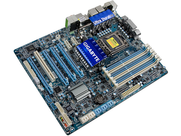 T. Madre Gigabyte GA-X58A-UD3R, ChipSet Intel X58 Exp.,
Soporta: Core i7 Socket 1366,
USB 3.0 y Serial ATA 3.0,
Memoria: DDR3 2200+/1333/1066MHz, 24GB Max,
ATX, Ptos: 4xPCEx16, 2xPCIEx1, 1xPCI