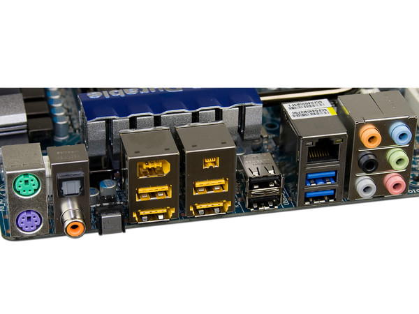 T. Madre Gigabyte GA-X58A-UD3R, ChipSet Intel X58 Exp.,
Soporta: Core i7 Socket 1366,
USB 3.0 y Serial ATA 3.0,
Memoria: DDR3 2200+/1333/1066MHz, 24GB Max,
ATX, Ptos: 4xPCEx16, 2xPCIEx1, 1xPCI