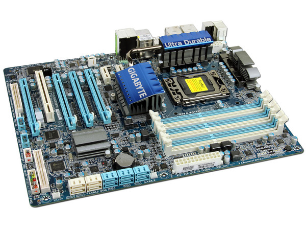 T. Madre Gigabyte GA-X58A-UD3R, ChipSet Intel X58 Exp.,
Soporta: Core i7 Socket 1366,
USB 3.0 y Serial ATA 3.0,
Memoria: DDR3 2200/1333/1066MHz, 24GB Max,
Diseño: ATX, Ptos: 4xPCIEx16, 2xPCIEx1, 1xPCI