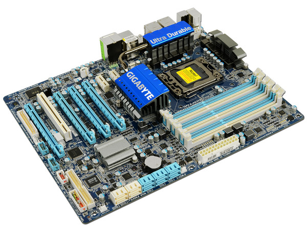 T. Madre Gigabyte GA-X58A-UD3R V2.0, ChipSet Intel X58 Exp.,
Soporta: Core i7 Socket 1366,
USB 3.0 y Serial ATA 3.0,
Memoria: DDR3 2200+/1333/1066MHz, 24GB Max,
Integrado: Audio HD, Red 10/100/1000,
ATX, Ptos: 4xPCIEx16, 2xPCIEx1