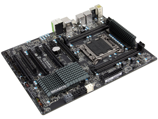 T. Madre Gigabyte X79-UD3, ChipSet Intel X79,
Soporta: Core i7 de Socket 2011,
Memoria: DDR3 2400/1866/1333/1066MHz, 32GB Max,
Integrado: Audio HD, Red,
USB 3.0 y SATA 3.0,
ATX, Ptos: 4xPCIEX16, 2xPCIEx1