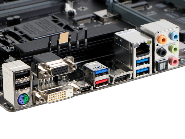 T. Madre Gigabyte GA-Z170X-UD3, Chipset Intel Z170,
Soporta: Core i7 / i5 / i3 / Pentium de 6ta Gen., Socket 1151,
Memoria: DDR4 3466(O.C.)/ 2800(O.C.)/2133 MHz, 64GB Max,
Integrado: Audio HD, Red,
USB 3.1 y SATA 3.0,
ATX, Ptos: 3xPCIE 3.