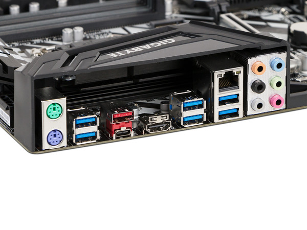 T. Madre Gigabyte Z370XP SLI, Chipset Intel Z370,
Soporta: Core i7 / i5 / i3 de 8va Gen., Socket 1151,
Memoria: DDR4 4000(O.C.)/3866(O.C.)/2400(O.C.)/2133 MHz, 64GB Max,
Integrado: Audio HD, Red,
USB 3.0 y SATA 3.0,
ATX,
Ptos: 3xPCIE3.0x16