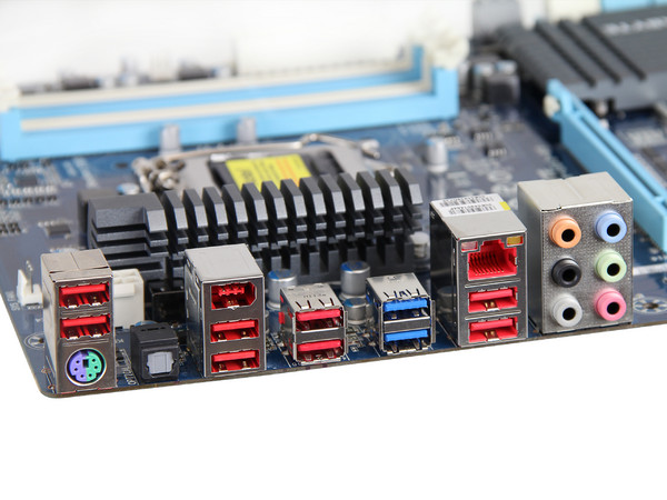 T. Madre Gigabyte GA-Z68X-UD3-B3, ChipSet Intel Z68 Exp.,
Soporta: Core i7/i5/i3 de Socket 1155, 
USB 3.0 y Serial ATA 3.0, 
Memoria: DDR3 2133/1866/1600MHz, 32GB Max, 
ATX, Ptos: 2xPCIEx16, 3xPCIEx1.