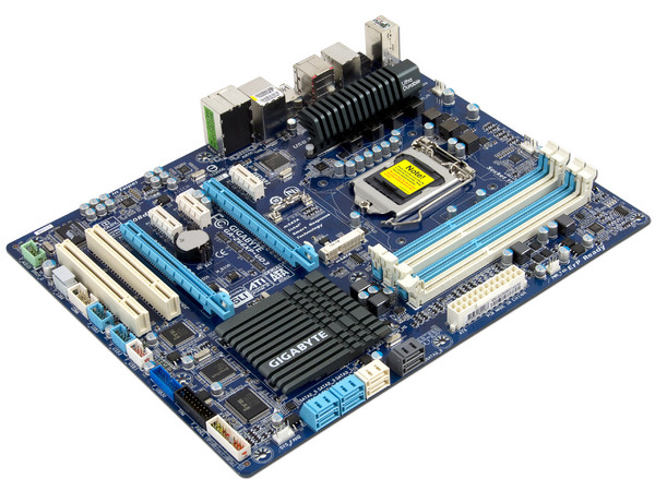 T. Madre Gigabyte GA-Z68XP-UD3-B3, ChipSet Intel Z68 Exp.,
Soporta: Core i7/i5/i3 de Socket 1155, 
USB 3.0 y Serial ATA 3.0, 
Memoria: DDR3 2133/1866/1600MHz, 32GB Max, 
ATX, Ptos: 2xPCIEx16, 3xPCIEx1.