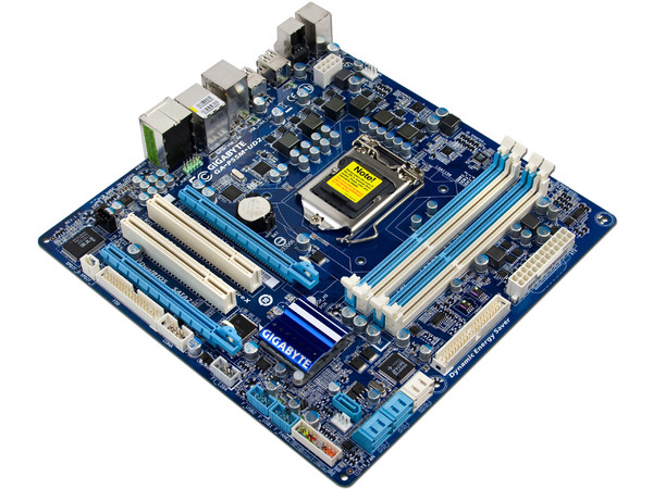 T. Madre Gigabyte GA-P55M-UD2, ChipSet Intel P55 Exp.,
Soporta: Core i7 y Core i5 de Socket 1156,
Integrado: Audio 7.1, Red 10/100/1000,
Memoria: DDR3 2200+/1333/1066MHz, 16GB Max,
ATX, Ptos: 1xPCEx16, 1xPCIEx4, 2xPCI