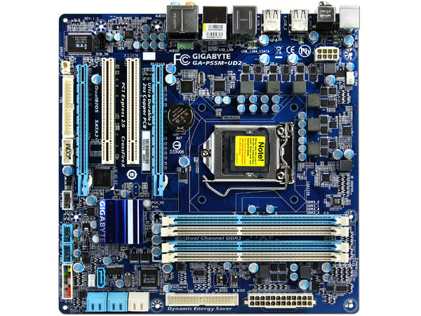 T. Madre Gigabyte GA-P55M-UD2, ChipSet Intel P55 Exp.,
Soporta: Core i7 y Core i5 de Socket 1156,
Integrado: Audio 7.1, Red 10/100/1000,
Memoria: DDR3 2200+/1333/1066MHz, 16GB Max,
ATX, Ptos: 1xPCEx16, 1xPCIEx4, 2xPCI