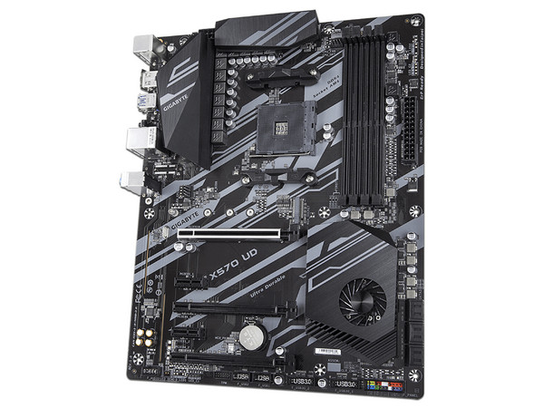 T. Madre Gigabyte X570 UD, Chipset AMD X570,
Soporta: AMD Ryzen 3ra, 4ta y 5ta Generación,  Socket AM4,
Memoria: DDR4 3200 (OC) / 2933, 2400 MHz, 128GB Max,
Integrado: Audio HD, USB 3.0, SATA 3.0,
ATX, Ptos:  3xPCIEx16, 2xPCIEx1.