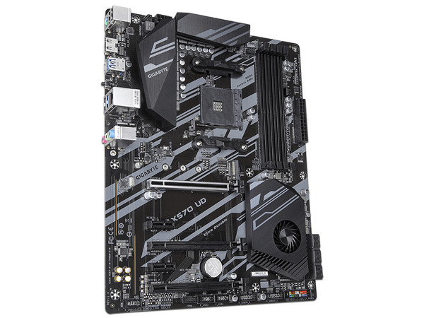T. Madre Gigabyte X570 UD, Chipset AMD X570,
Soporta: AMD Ryzen 3ra, 4ta y 5ta Generación,  Socket AM4,
Memoria: DDR4 3200 (OC) / 2933, 2400 MHz, 128GB Max,
Integrado: Audio HD, USB 3.0, SATA 3.0,
ATX, Ptos:  3xPCIEx16, 2xPCIEx1.