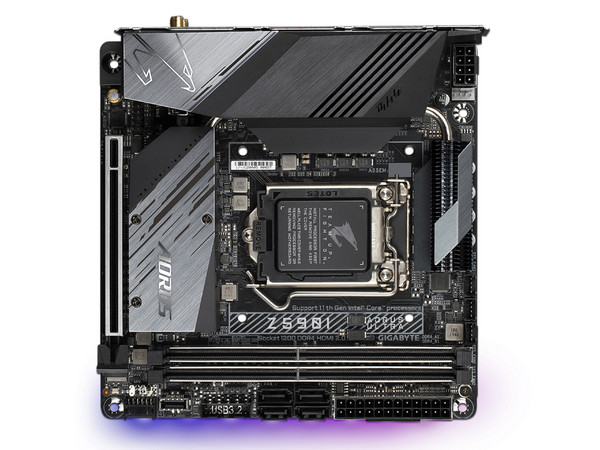 T. Madre Gigabyte Z590I AORUS ULTRA, Chipset Intel Z590,
Soporta: Intel 10ma y 11va Generación de Socket 1200,
Memoria: DDR4 4600/3400/2133 MHz, MAX 64GB, 
Integrado: Audio HD, Red, USB 3.2, M2,
Mini-ITX, Ptos 1xPCIEx16
