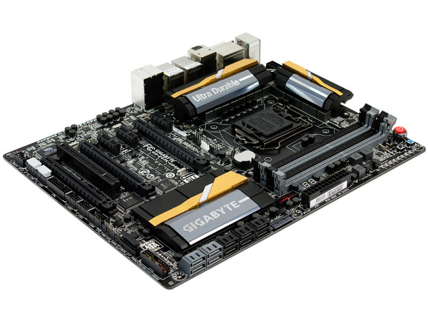 T. Madre Gigabyte Z87X-UD5H Chipset Intel Z87 Exp.,
Soporta: Core i7/i5/i3 de Socket 1150,
Memoria: DDR3 3000(O.C.)/1800(O.C)/1600/1333 MHz 32GB Max,
Integrado: Audio HD, Red,
USB 3.0 y SATA 3.0,
ATX, Ptos: 3xPCIEx16, 3xPCIEx1.
