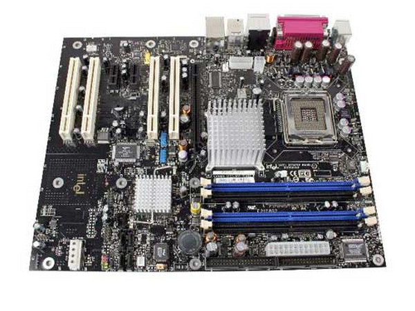 T. Madre Intel D925XECV2LK, ChipSet Intel 925XE,
Soporta: Intel LGA775 de 800 y 533 MHz,
Integrado: Audio High Definition de 6 canales,
Memoria: DDR2 400/333, 4 Bancos, 4GB Max,
Diseño: ATX, Ptos: 1 x PCI Express x16,
2x PCI Express x1, 4 x PCI