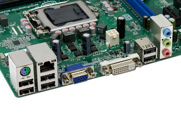 T. Madre Intel DB65AL-B3, ChipSet Intel B65 Exp.,
Soporta: Core i7/i5/i3 de Socket 1155,
Integrado: Audio HD, Red Gigabit,
Serial ATA 3.0
Memoria: DDR3 1333/1066 32GB Max,
Diseño mATX, Ptos: 1xPCIEX16,1xPCIEx1,1xPCI