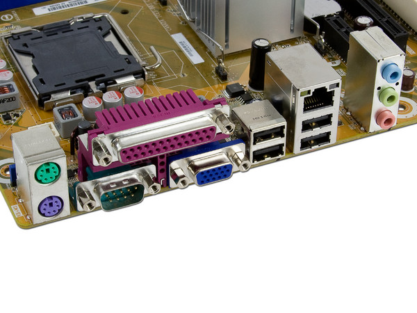 T. Madre Intel DG41CN, ChipSet Intel Q41 Exp.,
Soporta: Core 2 Quad, 2Duo,1066/1333MHz,
Integrado: Audio 5.1, Video Intel X4500, Red,
Memoria: DDR2 800/667MHz, 4GB Max,
Diseño: mATX, Ptos: 1xPCIEx16, 1xPCIx1