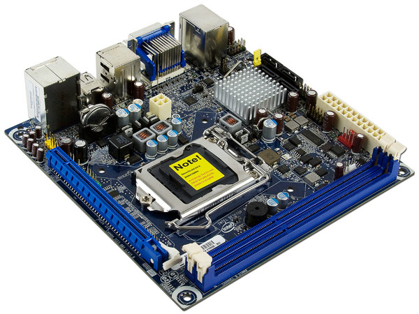 T. Madre Intel DH57JG, ChipSet Intel H57 Exp.,
Soporta: Core i5 y Core i3 de Socket 1156,
Integrado: Audio HD, Red,
Memoria: DDR3 1333/1066MHz, 8GB Max,
Mini-ITX, Ptos: 1xPCEx16