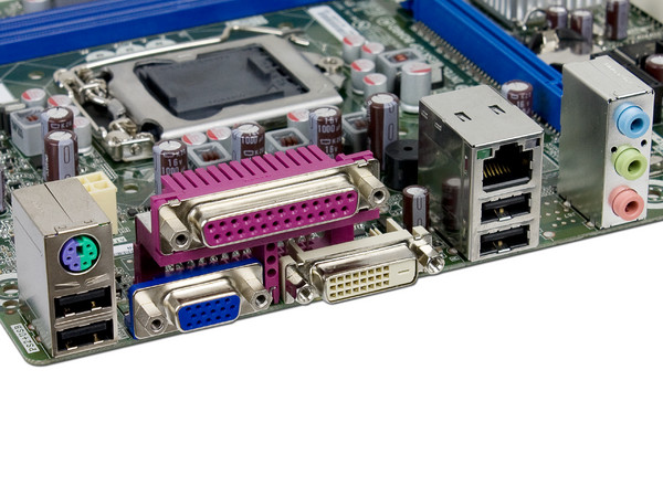 T. Madre Intel DH61CR-B3, ChipSet Intel H61 Exp.,
Soporta: Core i7, Core i5 y Core i3 de Socket 1155,
Integrado: Audio 5.1, Red Gigabit,
Memoria: DDR3 1333, 1066 16GB Max,
mATX, Ptos: 1xPCEx16, 2xPCIx1,1xPCI