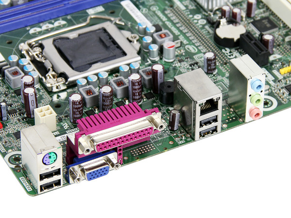 T. Madre Intel DH61SA, ChipSet Intel H61 Exp.,
Soporta: Core i7/i5/i3 de Socket 1155,
Integrado: Audio HD, Red Gigabit,
Memoria: DDR3 1333/1066 8GB Max,
Diseño Micro-ATX, Ptos: 1xPCIEX1, 1xPCI