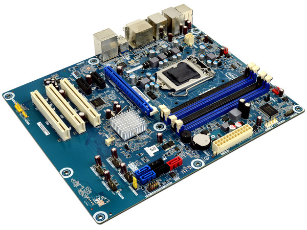 T. Madre Intel DH67CL-B3, ChipSet Intel H67 Exp.,
Soporta: Core i7/i5/i3 de Socket 1155,
 Audio HD, Red,
Serial ATA 3.0, USB 3.0,
Memoria: DDR3 1333/1066MHz, 32GB Max,
Diseño ATX, Ptos: 1xPCIEX16,2xPCIEX1