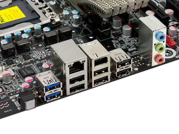 T. Madre Intel DX58OG, ChipSet Intel X58 Express,
Soporta: Core i7 de Socket 1366,
Integrado: Audio HD, Red 10/100/1000,
USB 3.0 y Serial ATA 3.0,
Memoria: DDR3 1600+/1333/1066 MHz, 48GB Max,
ATX, Ptos: 2xPCIEx16, 3xPCIEx1, 1xPCI