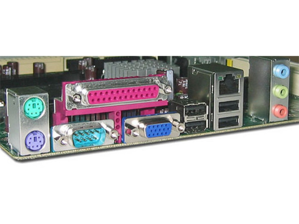 T. Madre Intel D101GGCL, ChipSet Ati Xpress200,
Soporta: Intel LGA775 (65nm y 90nm) FSB 800MHz,
Integrado: Audio, Video ATI Radeon X300, Red,
Memoria: DDR 333/400, 2 Bancos, 2GB Max,
Diseño: MicroATX, Ptos: 1 x PCI Express x16;
1x P