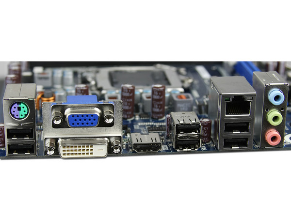 T. Madre Intel DH55HC, ChipSet Intel H55 Exp.,
Soporta: Core i7, Core i5 y Core i3 de Socket 1156,
Integrado: Audio 5.1, Red 10/100/1000,
Memoria: DDR3 1333/1066MHz, 16GB Max,
ATX, Ptos: 1xPCEx16, 2xPCEx1, 3xPCI