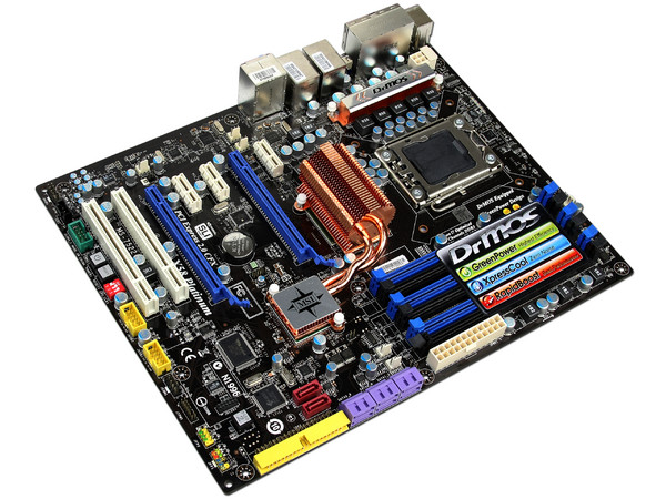 T. Madre MSI X58 Platinum, ChipSet Intel X58,
Soporta: Core i7 920, 940, 960 de Socket 1366,
Integrado: Audio 7.1, Red 10/100/1000,
Memoria: DDR3 1600+(O.C.)/1333(O.C.)/1066MHz, 24GBMax,
ATX, Ptos: 2xPCEx16, 3xPCIEx1, 2xPCI
