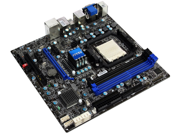 T. Madre MSI 880GMA-E45, ChipSet AMD 880G,
Soporta: Phenom II X6 y X4 de Socket AM3,
Integrado: Video ATI Radeon HD 4250, Audio HD, Red,
Memoria: DDR3 1600 (O.C.)1333/1066MHz,
Diseño ATX, Ptos: 1xPCIEX16, 2xPCIEX1