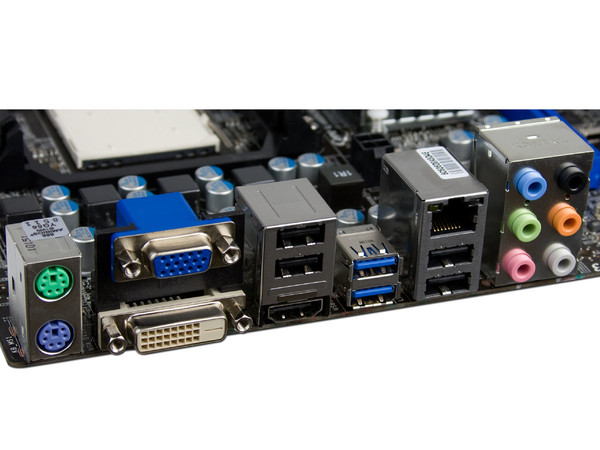 T. Madre MSI 880GMA-E45, ChipSet AMD 880G,
Soporta: Phenom II X6 y X4 de Socket AM3,
Integrado: Video ATI Radeon HD 4250, Audio HD, Red,
Memoria: DDR3 1600 (O.C.)1333/1066MHz,
Diseño ATX, Ptos: 1xPCIEX16, 2xPCIEX1