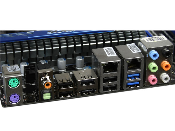 T. Madre MSI 890FXA-GD70, ChipSet AMD 890FX,
Soporta: Phenom II X6 y X4 de Socket AM3,
Integrado: Audio HD, 10/100/1000Mbps,
Memoria: DDR3 2133 (O.C.)1800/1066MHz,
Diseño ATX, Ptos: 5xPCIEX16, 1xPCIEX1, 1xPCI