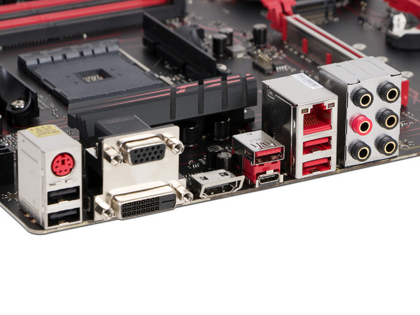 T. Madre MSI B350 GAMING PLUS, ChipSet AMD B350, 
Soporta: AMD Ryzen/ Athlon 7ma Gen A-Series de Socket AM4,
Memoria: DDR4 1866/2667(OC)/2933(OC)MHz, 64GB Max,
Integrado: Audio HD, Red, USB 3.0 y SATA 3.0,
ATX, Ptos: 2xPCIEx1, 2xPCIE.