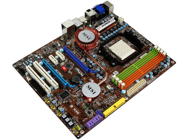 T. Madre MSI DKA790GX, ChipSet AMD 760G,
Soporta: Phenom II X3 y X4 Soporta AM2+ y AM3, 
Integrado: Video Radeon HD3000, Audio HD, Red,
Memoria: DDR2 1066(O.C.)/800MHz, 4Bancos, 8GB Max,
Diseño mATX, Ptos: 2xPCIEX16, 2xPCIEX1, 2xPCI