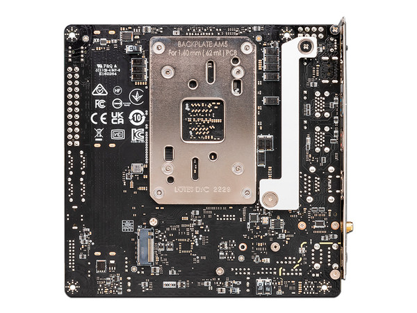T. Madre MSI MPG B650I EDGE WIFI, Chipset B650,
Soporta: AMD Ryzen Serie 7000, Socket AM5,
Memoria: DDR5 7200+(OC)/6200(OC)/4800 MHz,
Integrado: Audio HD, Red, Wi-Fi 6E, USB 3.2,
SATA 3.0, M.2,
Mini-ITX, Ptos: 1xPCIE4.0x16