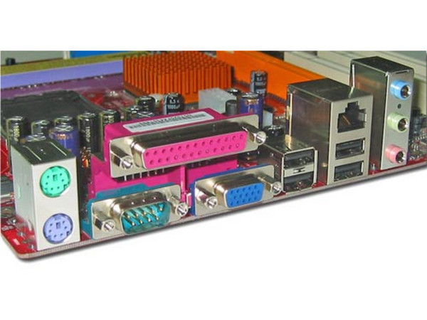 T. Madre PCCHIPS M957G, ChipSet VIA PM800/8237,
Soporta: Socket LGA775 Pentium 4/Celeron D, 800/533MHz,
Memoria: DDR400/333/266 (2 Bancos), 2Gb Max,
Integrado: Audio 6 canales, Video, RED 10/100Mbps,
Diseño: Micro ATX, Ptos. 3x PCI, 1x AGP 8X, 1x CNR