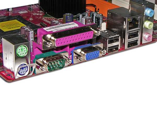 T. Madre PCCHIPS P13G+, ChipSet Intel 865G/ICH5,
Soporta: Socket LGA775 Pentium D/Pentium 4,
Memoria: DDR400/333/266 (2 Bancos), 2Gb Max,
Integrado: Audio 6 canales, Video, RED 10/100Mbps,
Diseño: Micro ATX, Ptos. 2x PCI, 1x AGP 8X, 1x CNR