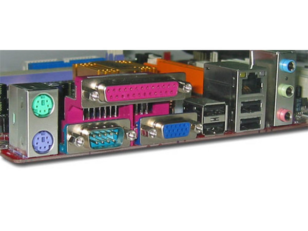T. Madre PCCHIPS P21G, ChipSet VIA P4M800/8237,
Soporta: Socket LGA775 Pentium D/Pentium 4,
Memoria: DDR400/333/266 (2 Bancos), 2Gb Max,
Integrado: Audio 6 canales, Video, RED 10/100Mbps,
Diseño: Micro ATX, Ptos. 3x PCI, 1x AGP 8X, 1x CNR