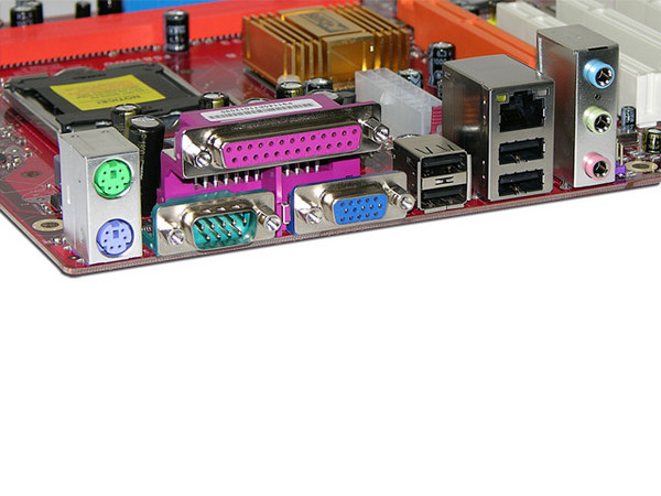 T. Madre PCCHIPS P27G, ChipSet VIA P4M800Pro,
Soporta: Core 2 Duo, Pentium 4/D, FSB 1066/800/533MHz,
Integrado: Audio 6 canales, Video UniChrome Pro, Red,
Memoria: DDRII 533, 2 Bancos, 2GB Max,
Diseño: MicroATX, Ptos: 1x AGP 8X, 3x PCI, 1x CNR