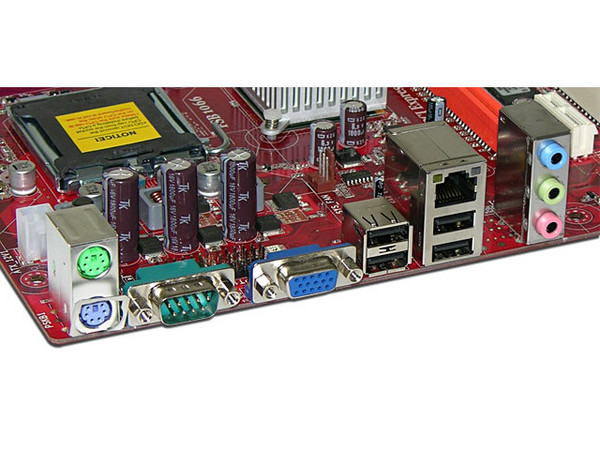 T. Madre PCCHIPS P53G (V1.0), ChipSet VIA P4M900CD,
Soporta: Cel.400, DualCore/Duo/Quad, 1066/800/533MHz,
Memoria: DDR2 667/533/400, 2 Bancos, 4GB Max,
Integrado: Audio 5.1, Red 10/100, Video Chrome9,
Diseño: MicroATX, Ptos: 1xPCEx16, 1xPCE, 2xPCI