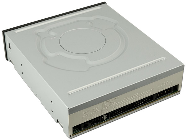 Quemador LiteOn, OEM, IDE:
DVD+RW: Graba/Regraba/Lee: 22x/8x/16x,
DVD+R DL: 8x, DVD-R DL: 8x, DVD-RAM: 12x,
DVD-RW: Graba/Regraba/Lee: 22x/6x/16x,
CD-RW: Graba/Regraba/Lee: 48x/32x/48x