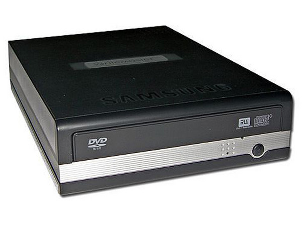 Quemador Samsung, Multiformato Externo, Color Negro,
DVD+RW: Graba/Regraba/Lee: 16x/8x/12x,
DVD+R DL: Graba 8X, DVD-R DL: Graba 4X,
DVD-RW: Graba/Regraba/Lee: 16x/6x/12x,
CD-RW: Graba/Regraba/Lee: 48x/32x/40x. USB 2.0