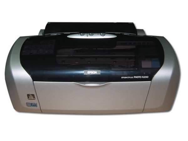 Impresora Epson Stylus Photo R200, 5760 x 1440 dpi, 6 Tintas, impresión directa sobre CDs y DVDs imprimibles.