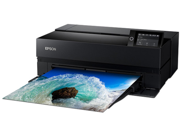 Impresora Fotográfica Epson SureColor P900, Resolución hasta 5760 x 1440 dpi, Wi-Fi, Ethernet, USB. Incluye bandeja para impresión de CD.