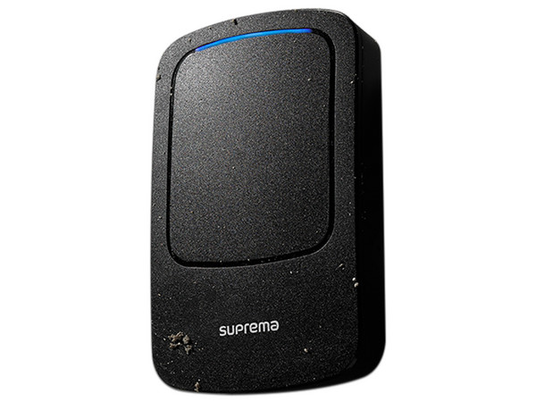 Controlador de una puerta de uso en exterior Suprema XP2GDPB, Con lector de tarjetas Multitecnolgía, NFC y Bluetooth.