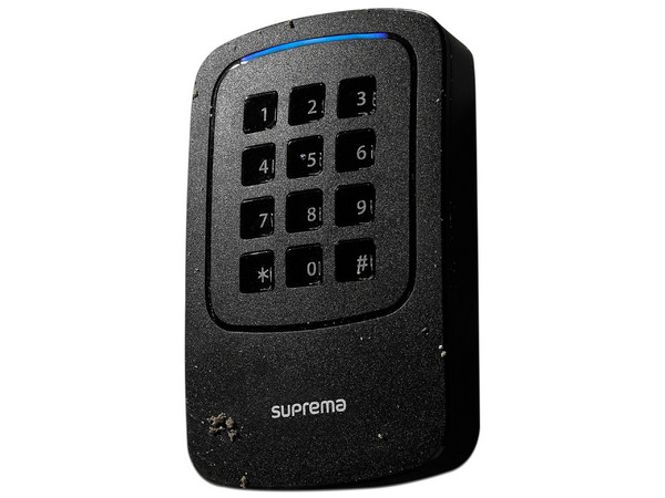 Lector con teclado Suprema XP2GKDPB, para exterior, Multitecnolgía de tarjetas, NFC, BLE.